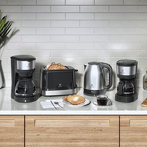Cafeteira Elétrica Electrolux inox filtro permanente removivel sistema corta pingos capacidade 1,2L 30 xicaras função manter aquecido ECM20 127v Cafeteira Elétrica Electrolux inox filtro permanente removivel sistema corta pingos capacidade 1,2L 30 xicaras função manter aquecido ECM20 127v
